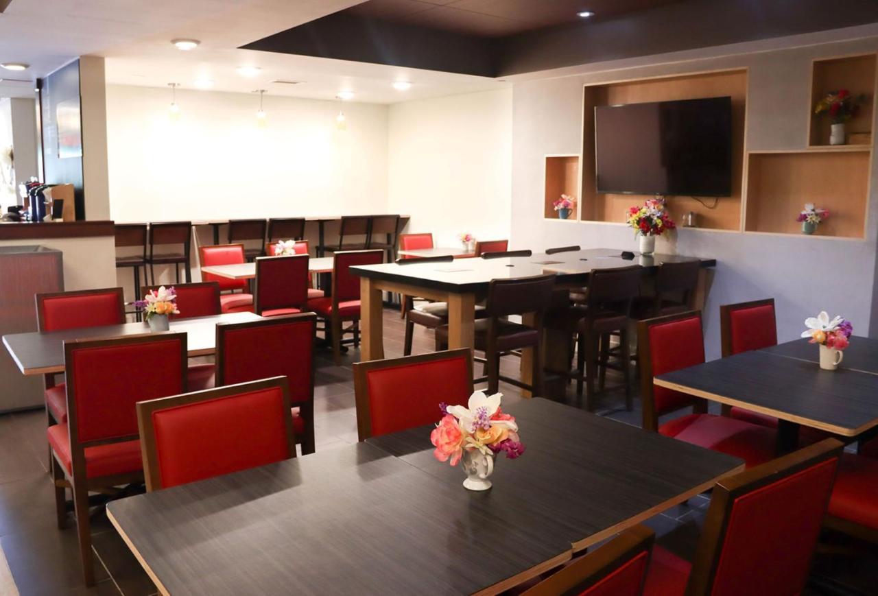 Holiday Inn Express Cedar Rapids - Collins Road By Ihg Ngoại thất bức ảnh