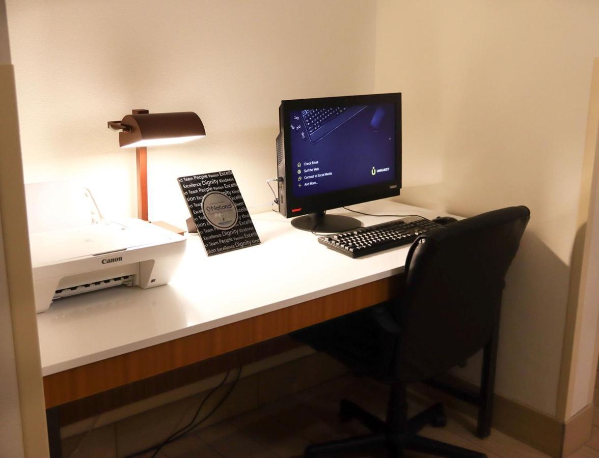 Holiday Inn Express Cedar Rapids - Collins Road By Ihg Ngoại thất bức ảnh