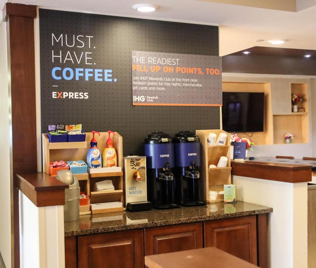 Holiday Inn Express Cedar Rapids - Collins Road By Ihg Ngoại thất bức ảnh