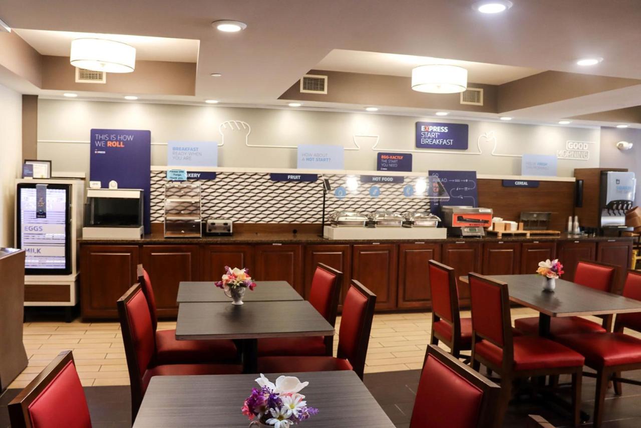 Holiday Inn Express Cedar Rapids - Collins Road By Ihg Ngoại thất bức ảnh