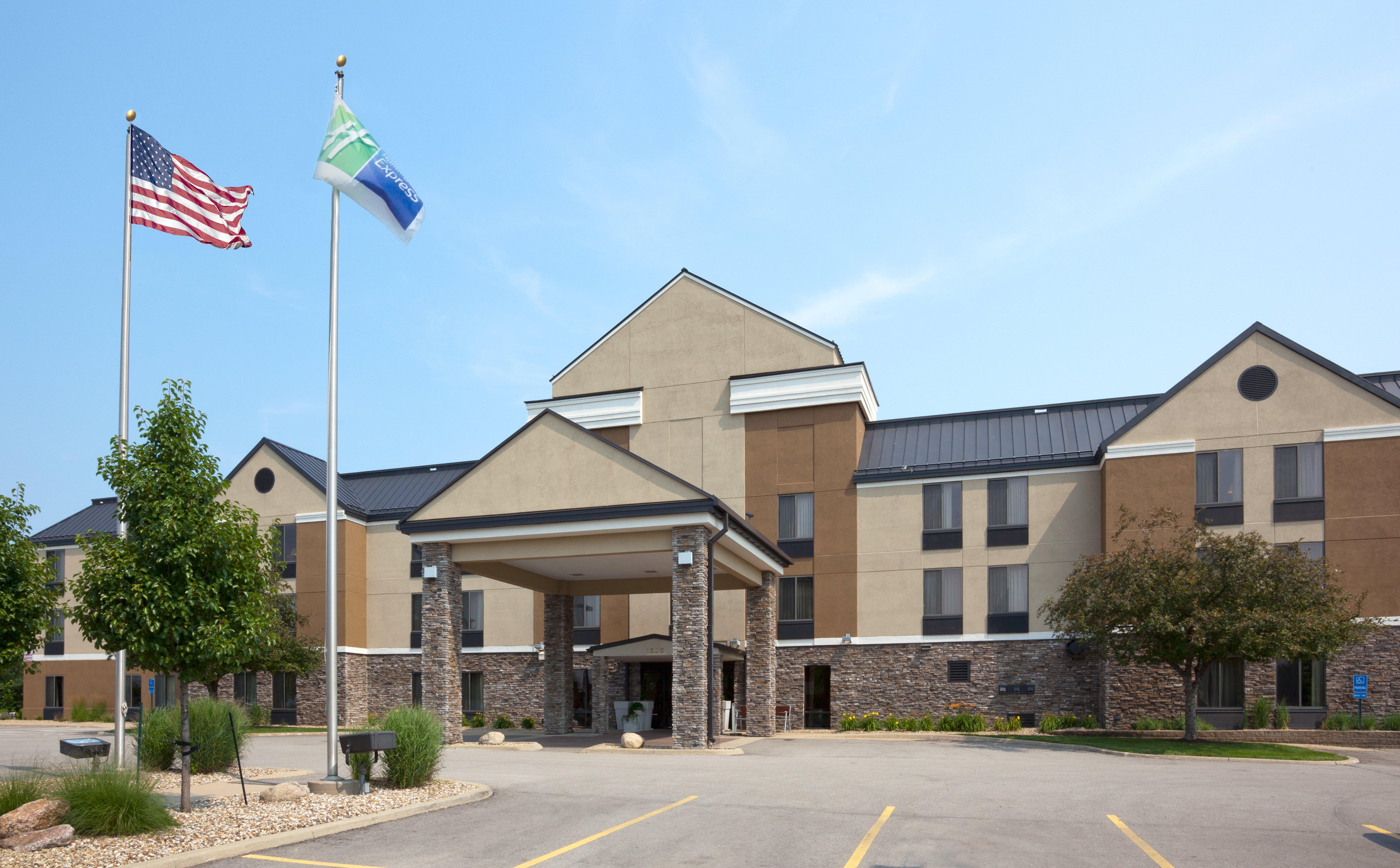 Holiday Inn Express Cedar Rapids - Collins Road By Ihg Ngoại thất bức ảnh